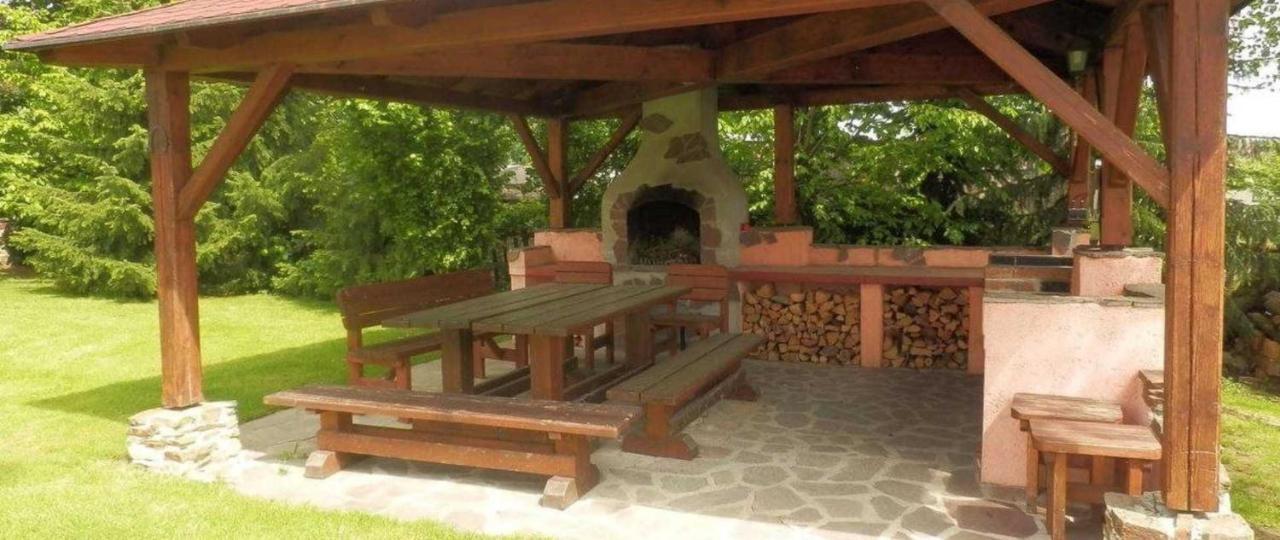Apartmanovy Dum Obecna Skola Svetlik Bagian luar foto