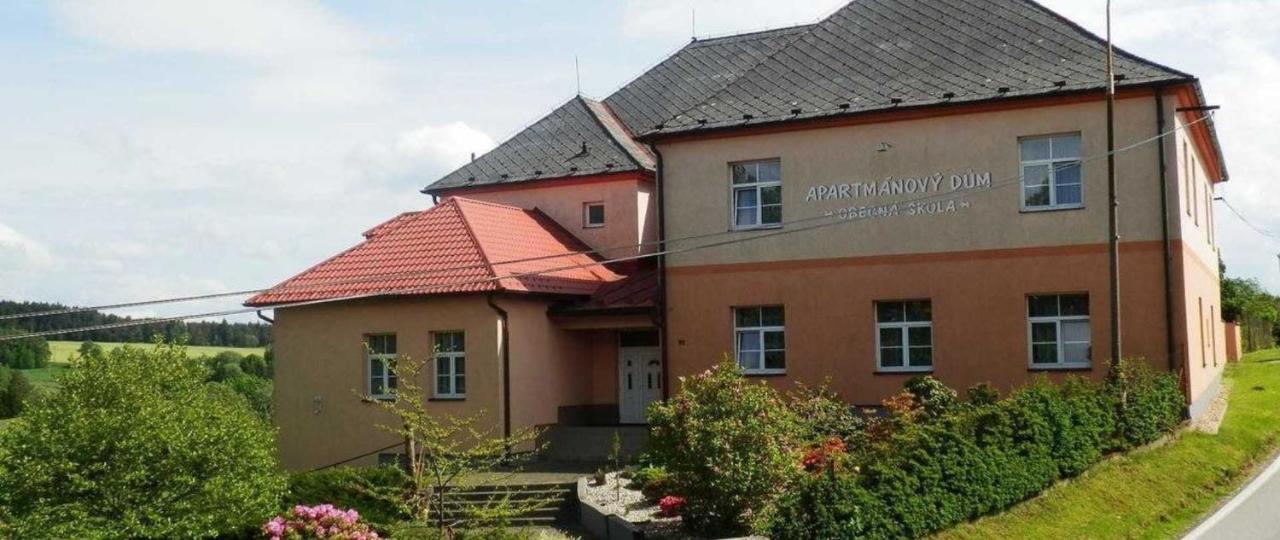 Apartmanovy Dum Obecna Skola Svetlik Bagian luar foto